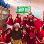 Siswa UPT SD Negeri 4 Arawa bersama mahasiswa KKN Tematik Inovasi Desa Universitas Hasanuddin berfoto di Pojok Bahasa Arab Interaktif, inovasi literasi yang mengintegrasikan pojok baca, media visual, dan teknologi digital untuk menumbuhkan minat baca serta memperkenalkan kosakata Bahasa Arab sejak dini. (Foto: Dok. Pribadi).